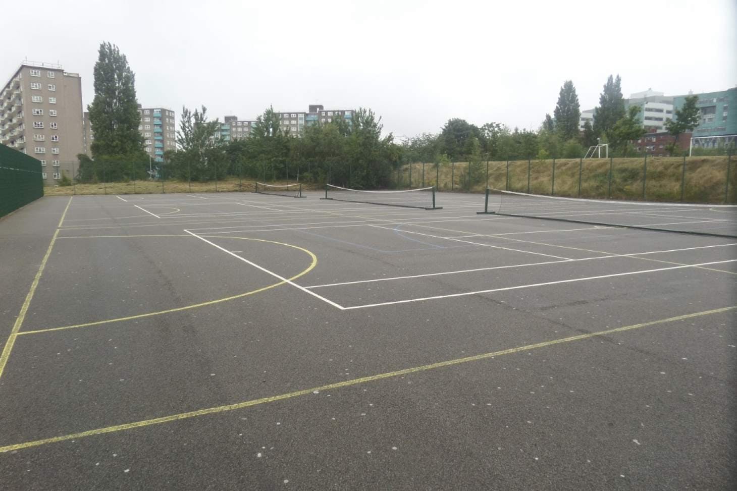 Co-op Academy Leeds Outdoor | Hard (macadam) basketball court