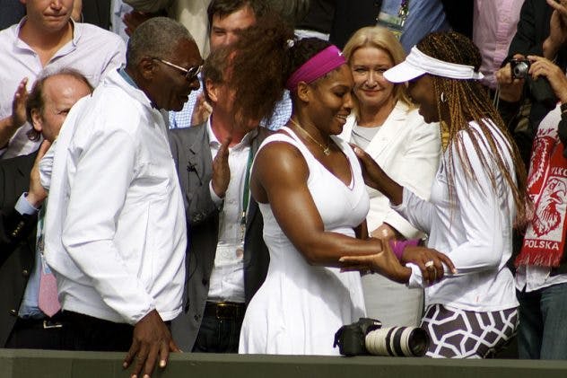 serena greeting her sister and father