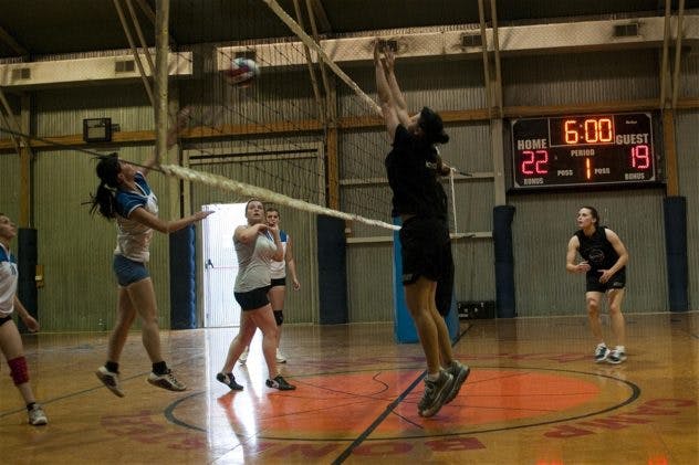 women_team_playing_volleyball